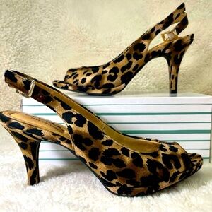 Bella true comfort leopard 2.5 inch heel. US 7.5 med